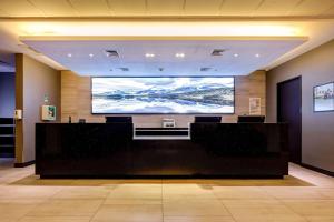 uma sala de conferências com um grande ecrã num edifício em La Quinta by Wyndham Santiago Aeropuerto em Santiago