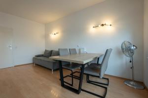 comedor con mesa y sofá en Apartment with a private terrace located right near Belvedere Castle, 15 minutes away from Stephansdom, en Viena
