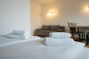 dos pilas de toallas sentadas encima de una cama en Apartment with a private terrace located right near Belvedere Castle, 15 minutes away from Stephansdom, en Viena