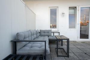 sala de estar con sofá y mesa en Apartment with a private terrace located right near Belvedere Castle, 15 minutes away from Stephansdom, en Viena