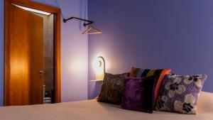 リスボンにあるArty Home in the Heart of Lisbon , Baixa Chiadoの紫の壁のベッドルーム1室、ベッド1台(枕付)