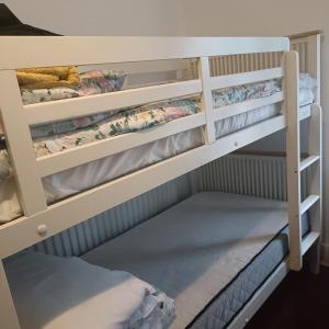 Cette chambre dispose de lits superposés et de 2 lits superposés. dans l'établissement Alys apartment, à Londres