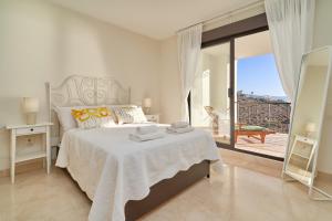 Postel nebo postele na pokoji v ubytování Apartment with sea views Calaceite + 27 fotografií