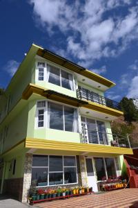 Casa gialla e bianca con balcone di Peaceful & scenic Homestay in Shoghi-Shimla a Shimla