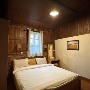 a bedroom with a large bed in a room at BATA MERAH GUESTHOUSE BATU in Punten