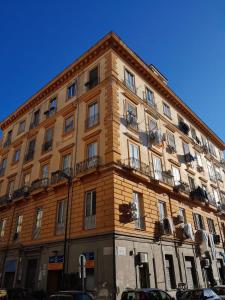 un edificio alto de ladrillo con ventanas y balcones. en MARTINI HOUSE, en Nápoles
