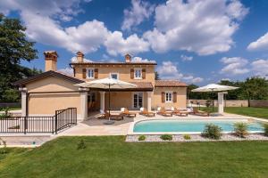 een villa met zwembad voor een huis bij Villa Lucija in Katun Gračanski