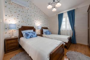 twee bedden in een slaapkamer met een muur bedekt met sterren bij Villa Lucija in Katun Gračanski +41 foto's
