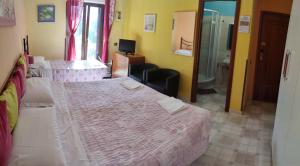 Postel nebo postele na pokoji v ubytování Complesso turistico Aurora - camere B&B + 37 fotografií