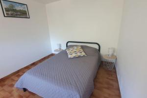 Ένα ή περισσότερα κρεβάτια σε δωμάτιο στο L'Oustal de Champouriès, classé 3*