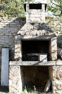 un four extérieur en briques dans un mur de pierre dans l'établissement L'Oustal de Champouriès, classé 3*, à Chanac