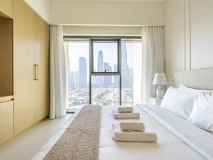 Postel nebo postele na pokoji v ubytování Eloquent Upscale 2BR with Breathtaking Full Burj Khalifa