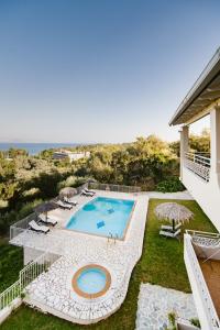 una piscina sul lato di una casa di Giorgos apartments a Dassia