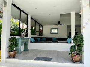 - un salon avec un canapé et des plantes dans l'établissement Surya Villa, à Ko Pha Ngan