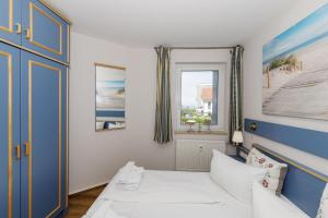 a small room with a bed and a window at Yachthafenresidenz-Wohnung-8204-852 in Kühlungsborn
