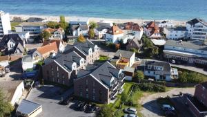 una vista aérea de una ciudad con casas y el océano en Dahmer Strand 16 Sonnenloge, en Dahme