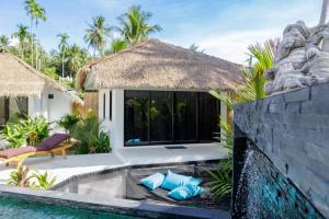 une villa avec une piscine et un complexe dans l'établissement Surya Villa, à Ko Pha Ngan