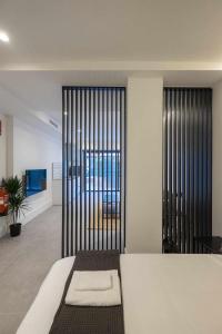 1 dormitorio con 1 cama y puerta de cristal grande en AT Presidente Nº4 apartamento privado completo en Sevilla