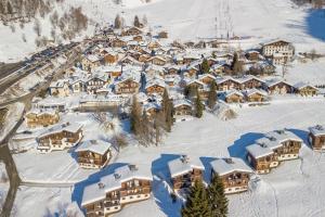 een luchtzicht op een resort in de sneeuw bij Résidence Grand Roc - Ancolies 207 - Happy Rentals in Chamonix-Mont-Blanc