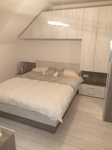 ein Schlafzimmer mit einem großen Bett mit weißer Bettwäsche in der Unterkunft Cosy Charming 2-Bed Apartment in Blagoevgrad in Blagoewgrad