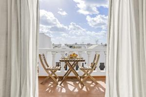 a table and chairs on a balcony with a view at Casa Estay in Playa Honda
