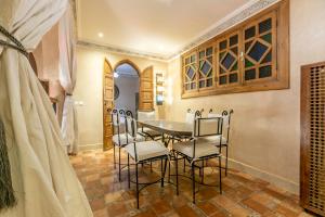 una sala da pranzo con tavolo e sedie di Riad Dali a Marrakech