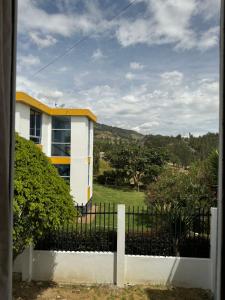 a house with a fence in front of a yard at Cabaña El Recuerdo, Paipa in Paipa