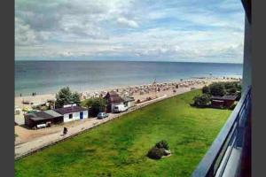 vista su una spiaggia con persone sulla sabbia di Strandhotel Wohnung 42 a Dahme