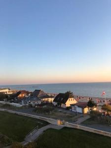 una piccola città con case e l'oceano di Strandhotel Wohnung 59 a Dahme