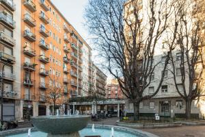 fontanna w środku miasta z budynkami w obiekcie Milano Renovated Studio APTS w Mediolanie
