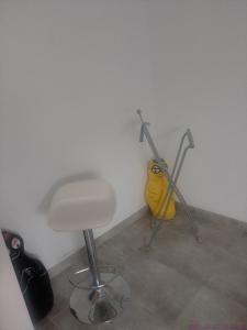 una habitación con una silla y una guitarra contra una pared en L'ECUREUIL, 