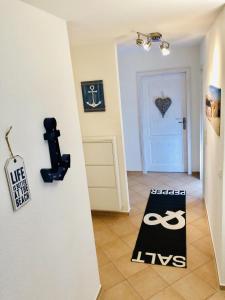 Zimmer mit einer Tür und einem Teppich auf dem Boden in der Unterkunft Villa Baltica Wohnung 01 in Dahme