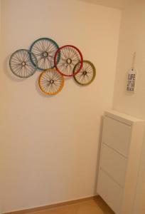 drei Fahrräder hängen an einer Wand in einem Raum in der Unterkunft Villa Baltica Wohnung 01 in Dahme