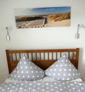 ein Schlafzimmer mit einem Bett mit zwei Kissen darauf in der Unterkunft Villa Baltica Wohnung 01 in Dahme
