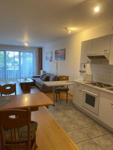 cocina y sala de estar con sofá y mesa en Villa Seewind Wohnung 9, en Dahme