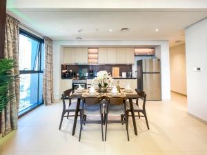 een keuken en eetkamer met een tafel en stoelen bij Amazing Apartment with City Views in Downtown 164BC-2 in Dubai