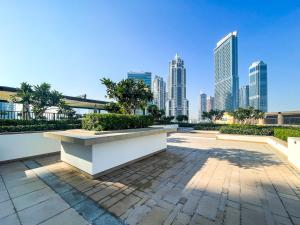 een bank met een skyline van de stad op de achtergrond bij Amazing Apartment with City Views in Downtown 164BC-2 in Dubai
