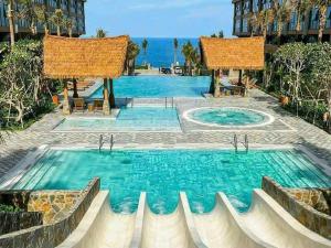 ファンティエットにあるApec Mandala Mui Ne 2124の海を背景にしたホテルのプールを利用できます。