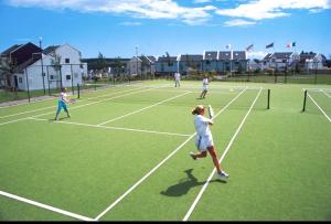 Tenis a/nebo squash v ubytování Sea Whispers - My Charming Costal Retreat in Youghal nebo okolí