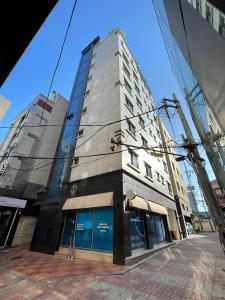 wysoki budynek na rogu ulicy w obiekcie SSH Icon Hostel w Seulu