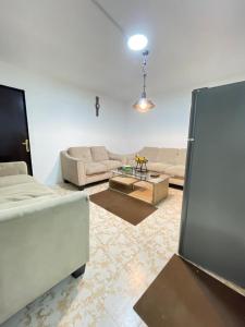 ein Wohnzimmer mit einem Sofa und einem Tisch in der Unterkunft Roxy Hostel in Abu Dhabi