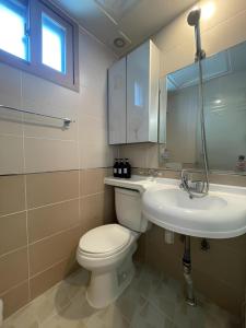 łazienka z toaletą i umywalką w obiekcie SSH Icon Hostel w Seulu