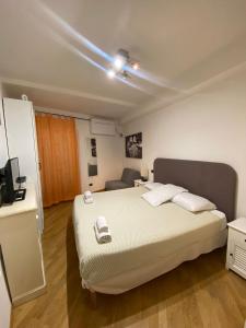 a bedroom with a large bed with a ceiling at B&B La Piazzetta della Pioggia in Bologna