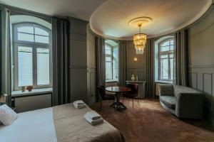 Postel nebo postele na pokoji v ubytování Zamek Łeba Resort & Spa