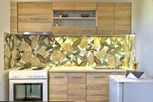 - une cuisine avec des placards en bois et une cuisinière blanche dans l'établissement Hydra apartment, à Patras