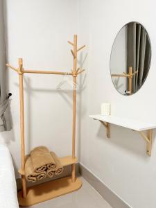 ベトンにあるPk house and cosy - Nakaratの鏡、棚、ベッド1台が備わる客室です。 +2枚の写真