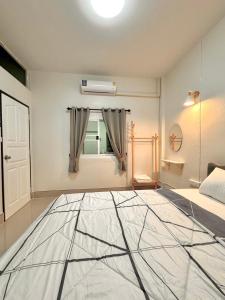 1 dormitorio con una gran alfombra de tela de araña en el suelo en Pk house and cosy en Betong