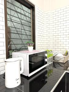 un forno a microonde seduto sopra un bancone di Pk house and cosy a Betong