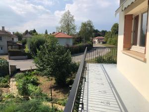 - une vue depuis le balcon d'une maison dans l'établissement Chambre 2 dans un appartement, à Bourg-en-Bresse
