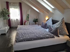 ein Schlafzimmer mit 2 Betten mit Kissen darauf in der Unterkunft Ferienwohnung Henry im schönen Allgäu in Westendorf